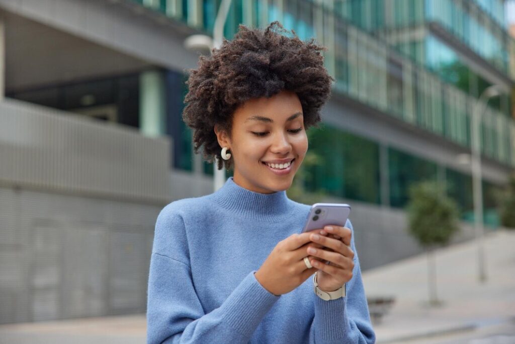 Mulher manuseando o celular